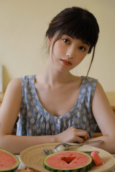 野外吮她的花蒂两男一女